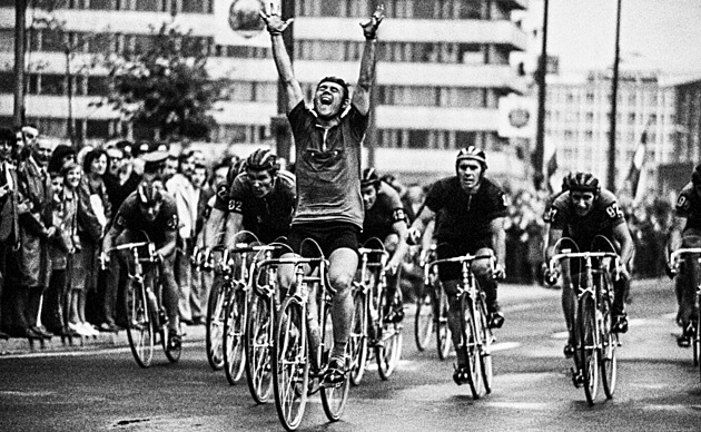 Kvůli záběru lezl i na elektrický stožár. Kniha ukazuje dílo fotografa Galgonka