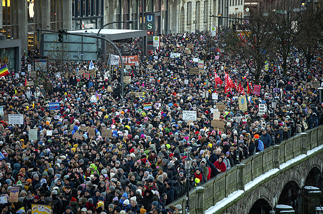 Ne krajní pravici přišlo v Hamburku říct 50 tisíc lidí, protest radši ukončili