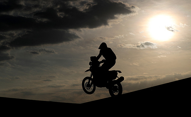 Michek je po skvělém úvodu 10. etapy Dakaru dál desátý mezi motocyklisty