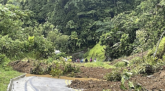 Auta čekala v Kolumbii na průjezd, sesunula se na ně promáčená půda