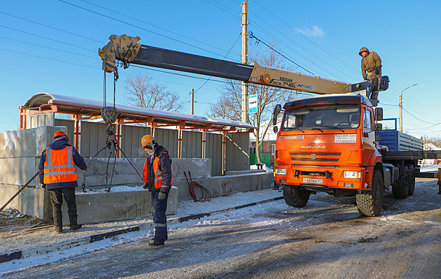 Belgorod na zastávkách staví pytle s pískem, bojí se dalšího ostřelování