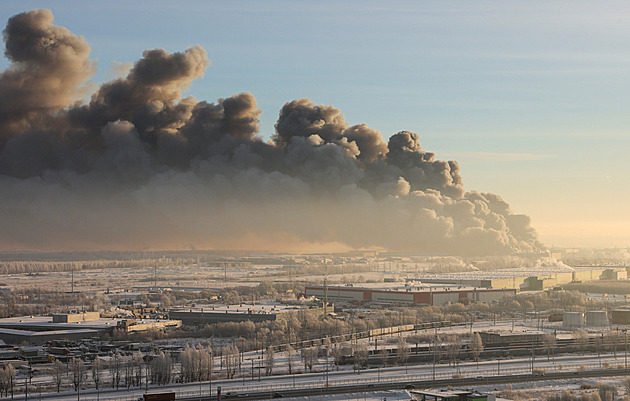 V Petrohradě hoří sklad. V akci je na 300 hasičů, dým zahalil jih města