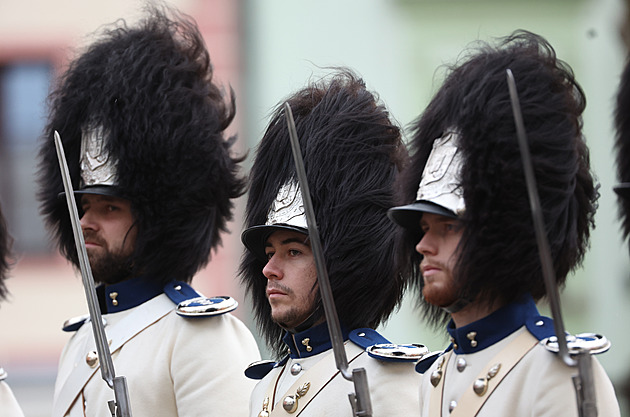 Český Krumlov se loučil se Schwarzenbergem, zástupce rodiny pohostil chlebem