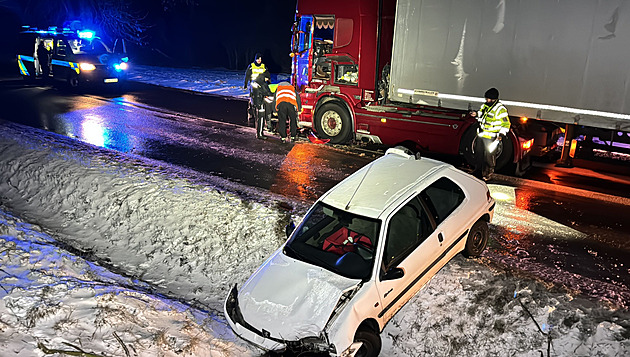 Ledový chaos na silnicích. Záchranáři vyjížděli ke stovkám nehod
