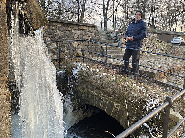 Zimní krása ve vodním hamru v Dobřívě, led sevřel hřídele i kola