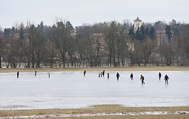 V Dobřanech bruslily stovky lidí, řeka vytvořila obří přírodní kluziště