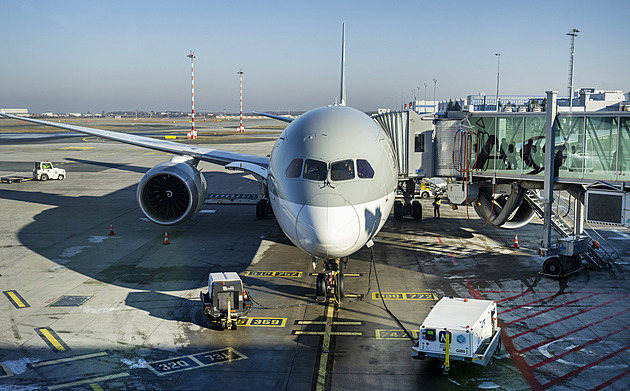 Do Prahy se vrátil katarský dreamliner. Čeká se zlevnění letenek do Asie