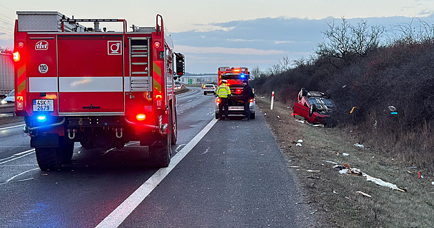 Provoz na D10 u Mladé Boleslavi komplikovaly dvě nehody, jedno auto bylo na střeše