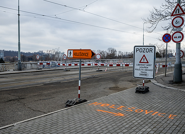 Průzkum odhalil vychýlené nosné desky, část Libeňského mostu bude zavřená týdny