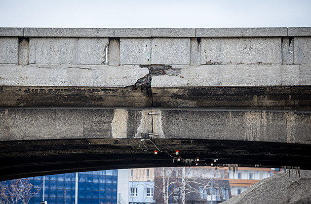 Na Libeňský most najela těžká technika, začala demolice jeho rizikové části