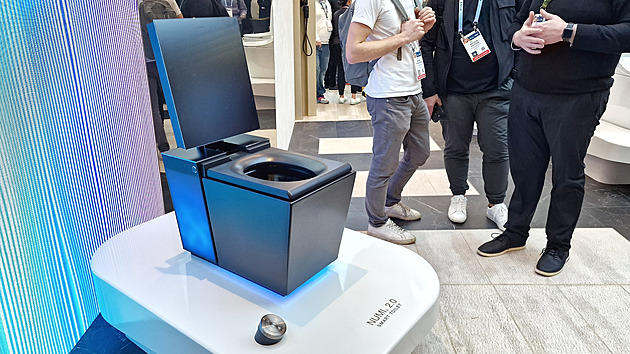 Stolici nezkoumá, ale večeři objedná. Chytrý záchod uspokojí mnoho potřeb