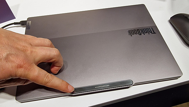 Magnetické rozhraní rozšíří notebook třeba o větráček nebo zrcátko
