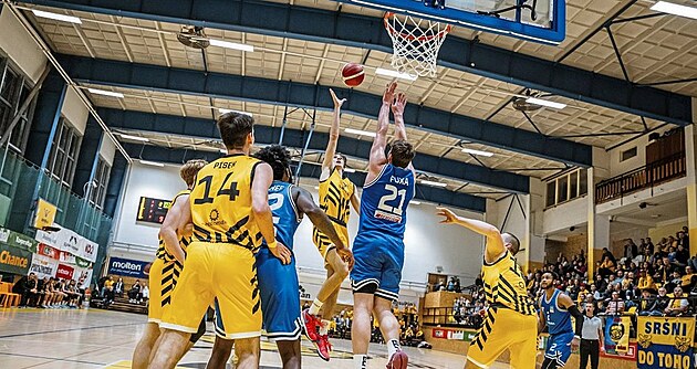 Píse�tí basketbalisté (ve �lutém) vypadli z domácího poháru po proh�e 57:73 s...