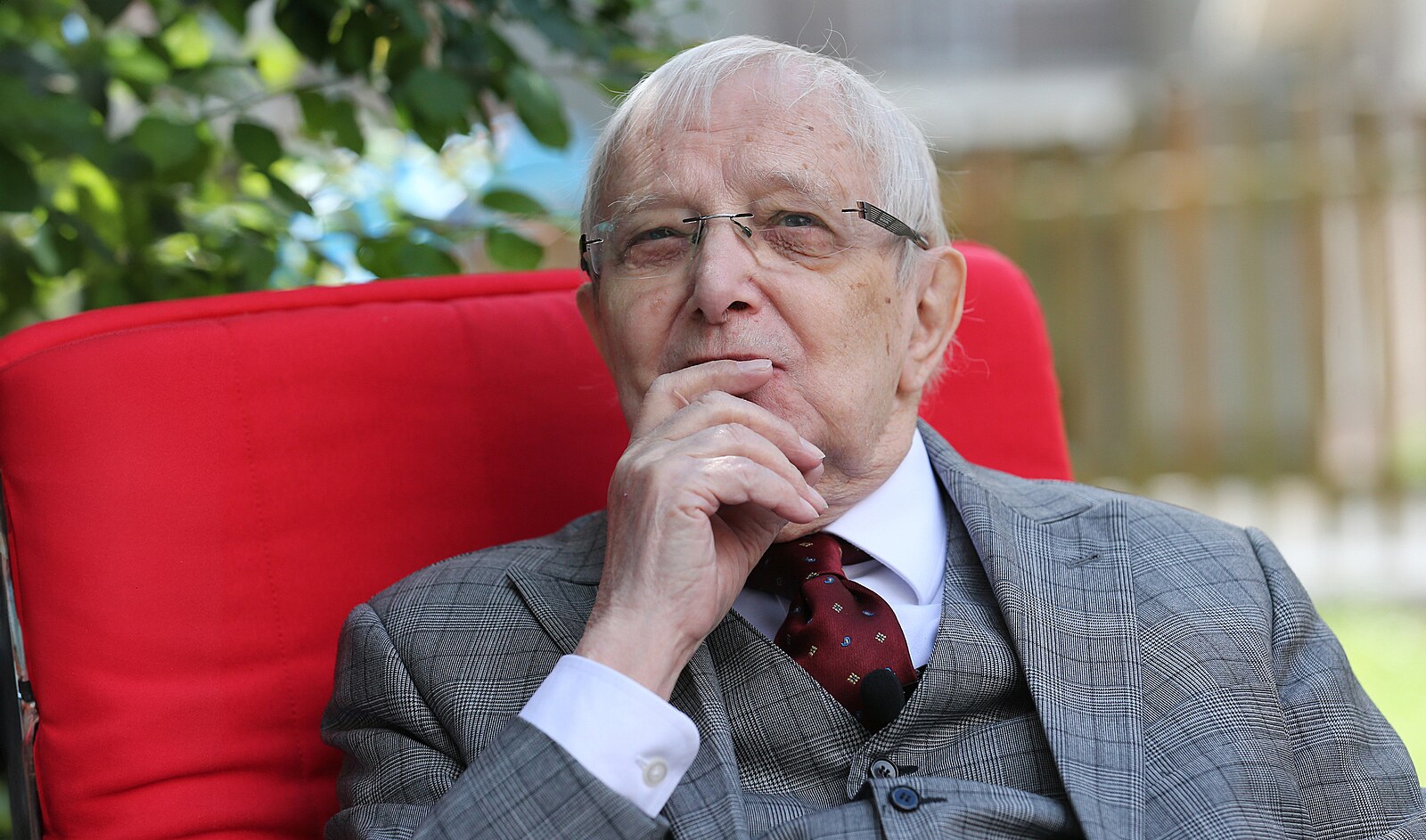 Vyvěste fangle! Legenda Jiří Suchý, jehož Semafor býval oázou v šedi systému, slaví 95. narozeniny