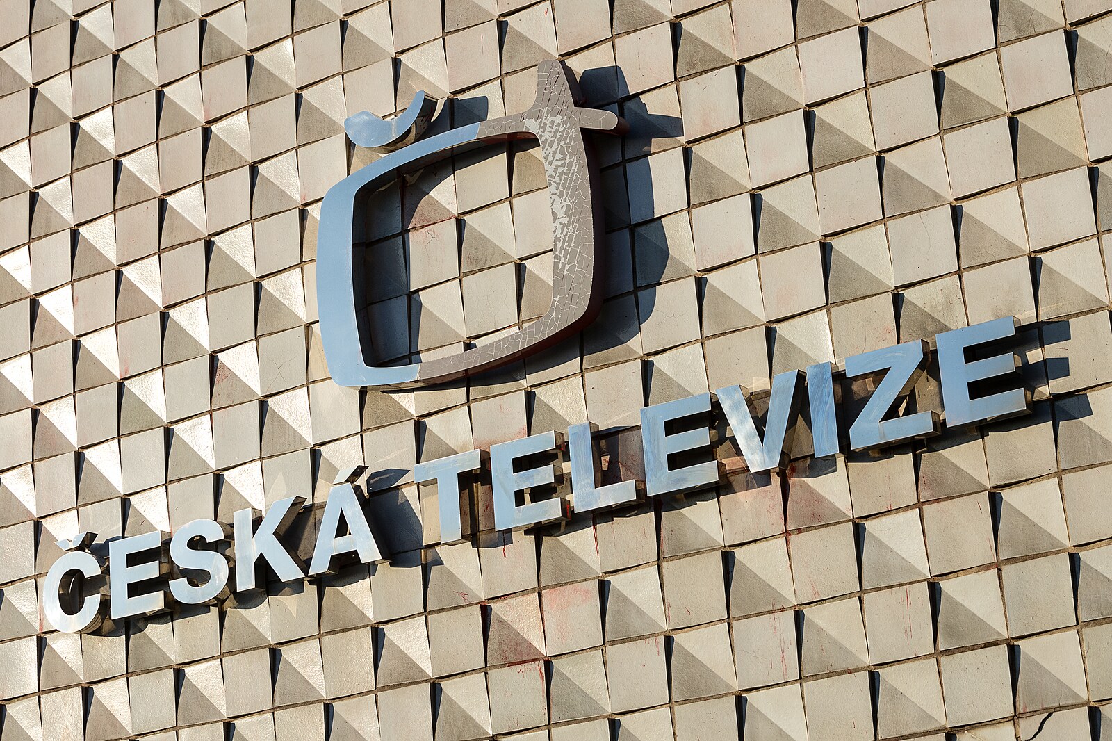 Co schválení návrhu o poplatcích ČT a ČRo znamená a kdy přijde definitivní konec