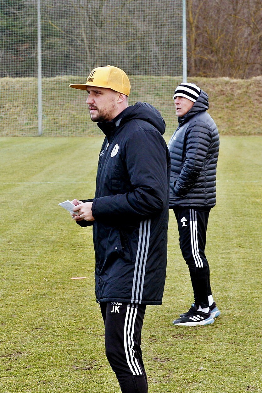 Ji�í Kladrubský s Ji�ím Lerchem (v pozadí) chystají fotbalisty �eských...