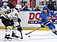 Robert Thomas ze St. Louis Blues hled cestu kolem Davida Pastrka z Boston...