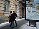 Dv Rusky prochzej kolem armdnho nborovho billboardu v Petrohradu. (14....