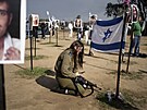 Izraelská vojaka oplakává kamaráda zabitého pi íjnovém útoku Hamásu. (5....
