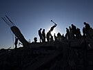 Rafáh. Obyvatelé Gazy prohledávají trosky dom zniených izraelským...