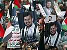 Portréty Abdul-Malika al-Húsí na masové demonstraci v jemenské metropoli Saná...