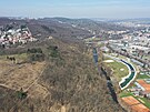 Leteck pohled na nocovit havran a kavek v Brn. Pes zem m vst lanovka...