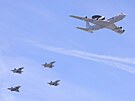 Francouzský letoun E-3 doprovázený stíhakami Mirage a Rafale bhem pehlídky...