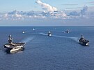Plavidla amerického námo�nictva v �ele s letadlovou lodí USS Gerald R. Ford ve...