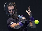 eský tenista Jií Leheka hraje forhend  v 1. kole Australian Open.