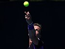 eský tenista Jií Leheka podává v 1. kole Australian Open.