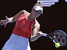 eská tenistka Markéta Vondrouová hraje forhend  v 1. kole Australian Open.
