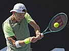 eský tenista Jakub Meník hraje bekhend v 1. kole Australian Open.