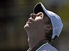 Zklamaný kanadský tenista Denis Shapovalov bhem zápasu 1. kola Australian Open.