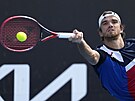 eský tenista Tomá Machá hraje forhend v 1. kole Australian Open.