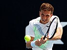 eský tenista Vít Kopiva hraje bekhendový úder v 1. kole Australian Open.
