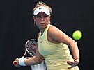 eská tenistka Brenda Fruhvirtová hraje forhend v 1. kole Australian Open.