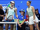 Jelena Rybakinová a Karolína Plíková ped zápasem 1. kola Australian Open.