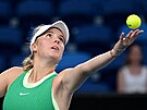 eská tenistka Linda Fruhvirtová podává v 1. kole Australian Open.