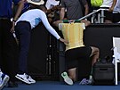 Britský tenista Jack Draper zvrací po zápase 1. kola Australian Open.