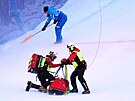 Norský lya Aleksander Aamodt Kilde je transportován do nemocnice po pádu...