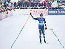 Norský biatlonista Vetle Sjastad Christiansen slaví vítzství ve tafetovém...