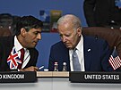 Britský premiér Rishi Sunak (vlevo) a americký prezident Joe Biden hovoí na...
