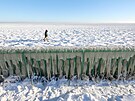 Lidé se procházejí po zamrzlé Kurské lagun v Lesnoji na ruském pobeí...