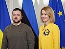 Estonská premiérka Kaja Kallasová s ukrajinským prezidentem Volodymyrem...