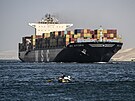 Kontejnerová lo spolenosti Mediterranean Shipping Company proplouvá Suezským...
