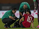 Egyptský útoník Mohamed Salah v péi léka. Ukazuje, e ho trápí bolest v...