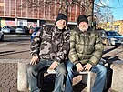 Bezdomovec Jií (v zelené bund) a jeho kamarád prosedí celý den na lavice na...