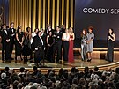 Matty Matheson (uprosted) a tým seriálu Medvd pebírají cenu Emmy za...