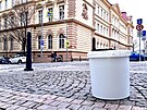 Praha 7 do ulic rozmístila kyblíky se trkem a solí a lidé tak mohou sami...