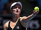 Barbora Krejíková podává v prvním kole Australian Open.